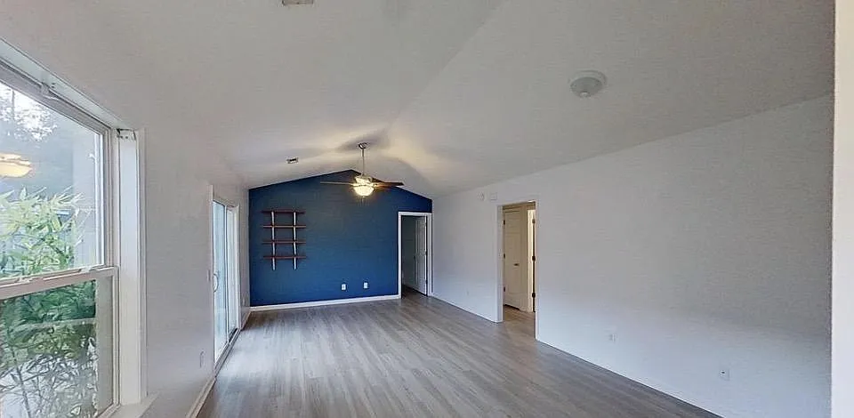 1113 Loman Ln — Photo 2