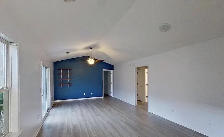 1113 Loman Ln — Photo 2
