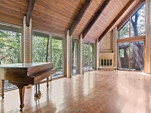 5th image of 1018 Rose Cir