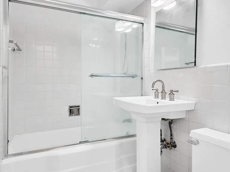 55 E 9th St #6B — Photo 4