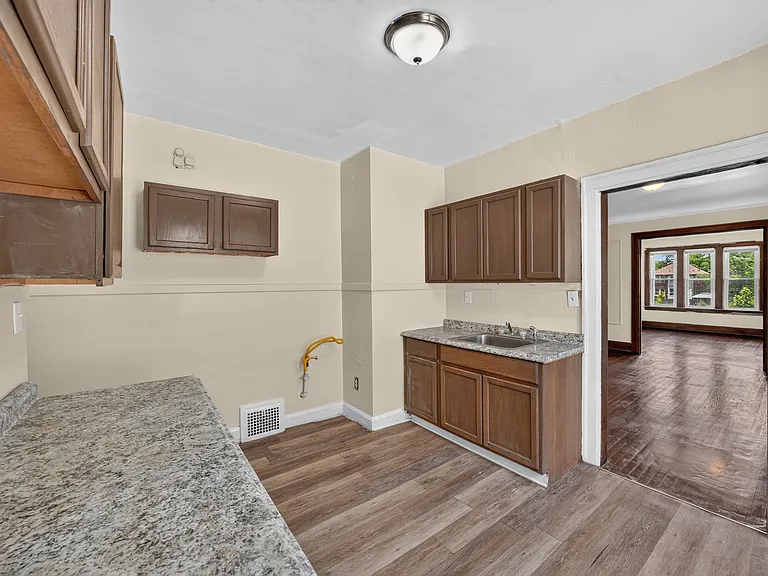 2647 Lothrop Ave — Photo 5