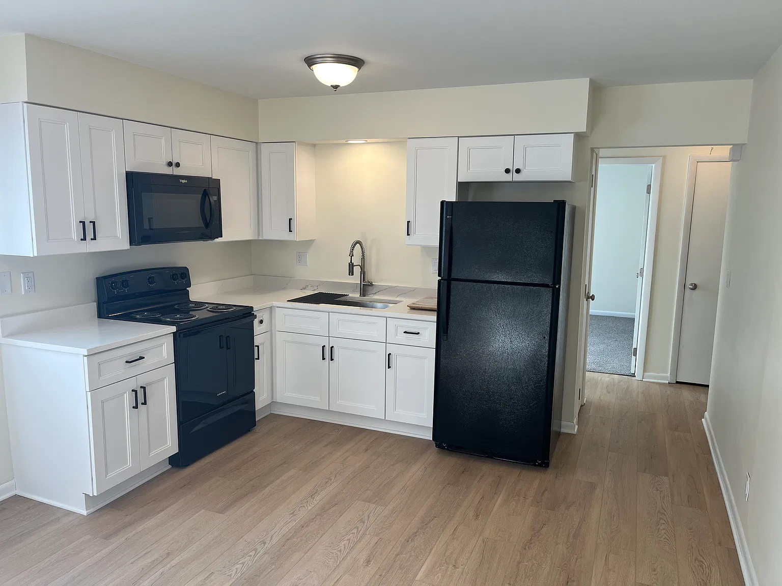 2 bed, 907 sqft, $1,300 — Photo 3