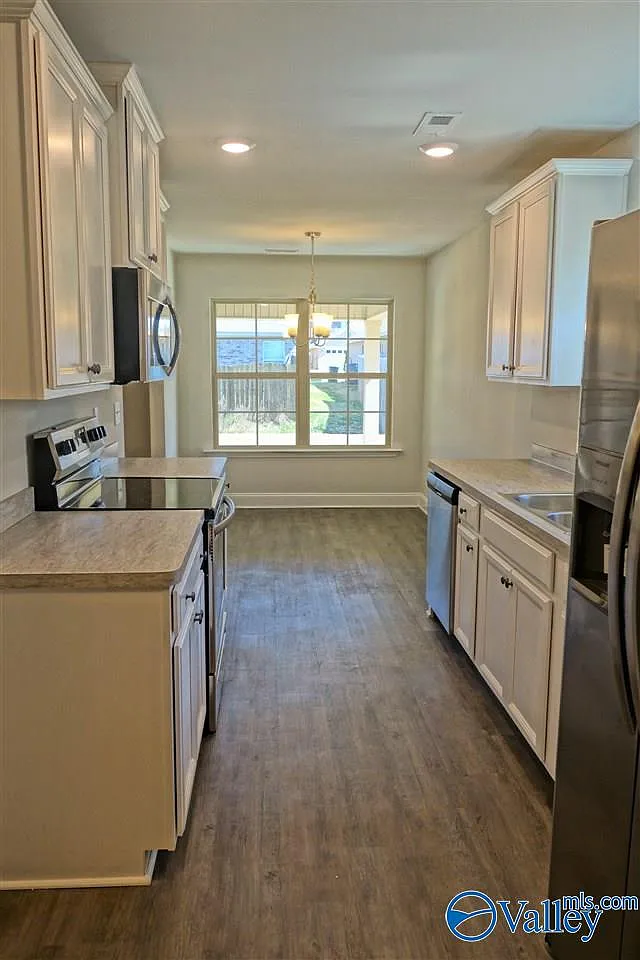 3 bed, 2.0 bath, 1425 sqft, $1,650 — Photo 2