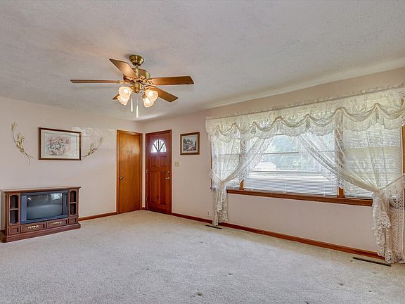 5th image of 16 Mary Ann Dr