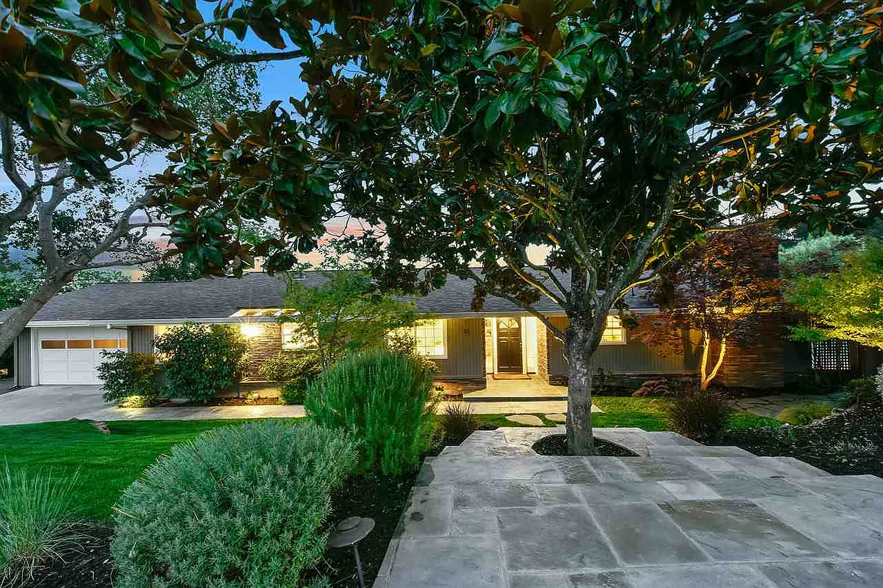 33 Chapel Dr photo 1