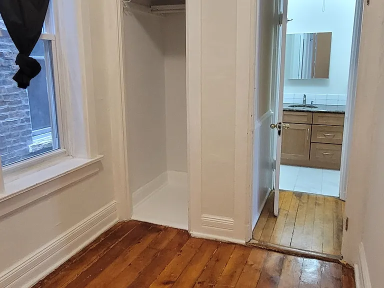 1727 W Erie St #2F — Photo 5