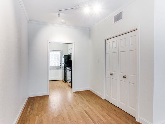 5th image of 4405 Bellaire Dr S APT 119