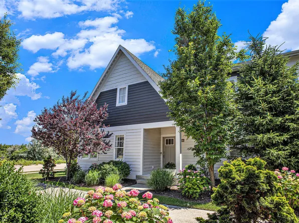 956 Whitwam Dr, Saint Joseph, MI 49085