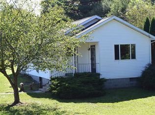 2053 Flat Top Rd, Ghent, WV 25843