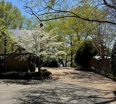 2nd image of 2239 Lake Ln