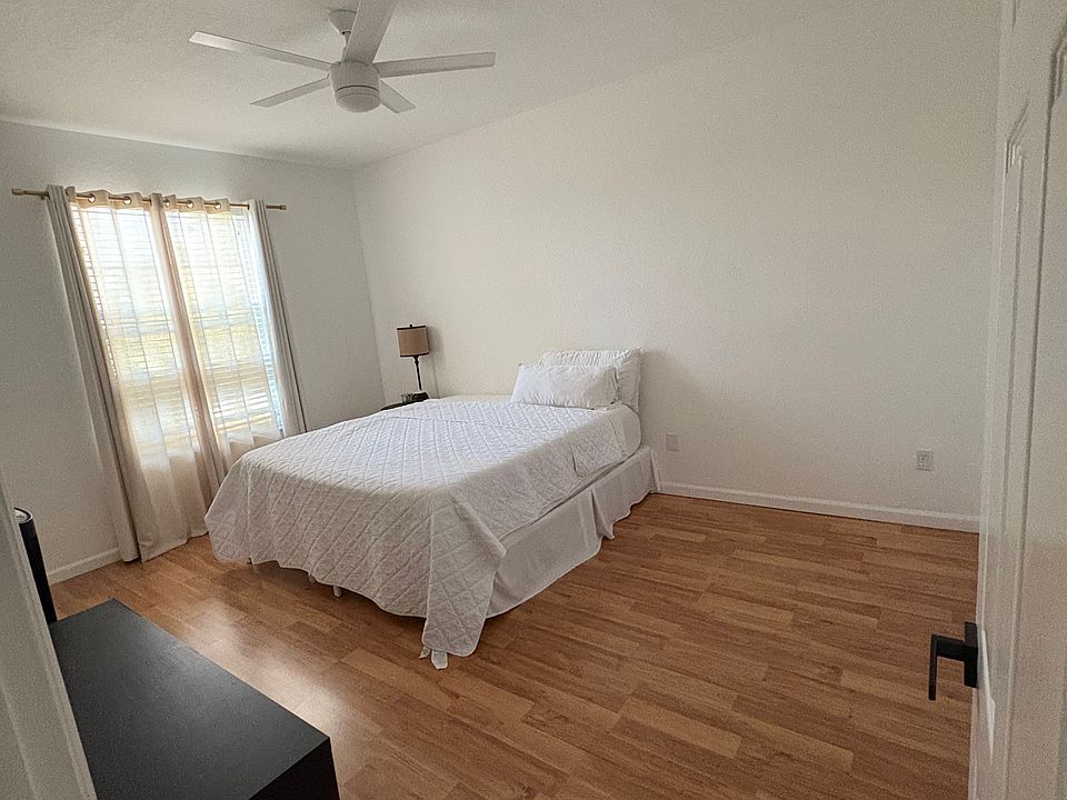 Bedroom (items in the room can be used or can be removed)