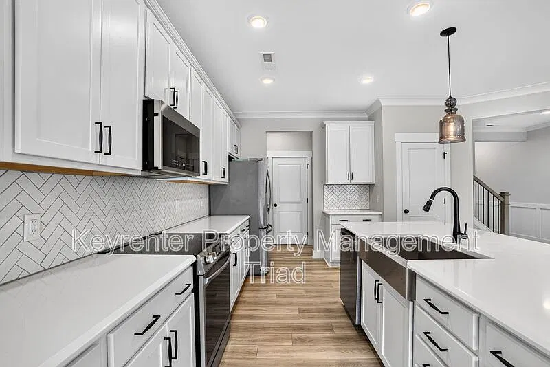 3 bed, 2.5 bath, 2014 sqft, $2,400 — Photo 2