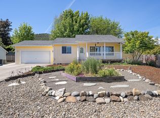 305 Blackberry Ct, Talent, OR 97540