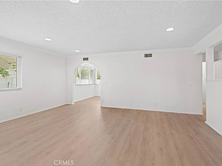 1019 E Walnut Ave — Photo 7