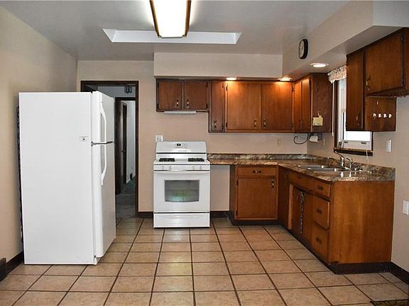 4th image of 943 Sandalwood Dr