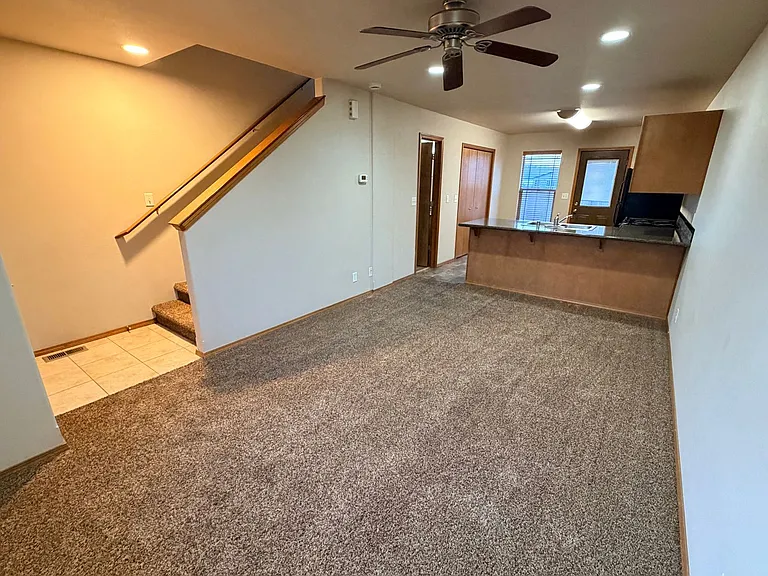 435 E St NE — Photo 5