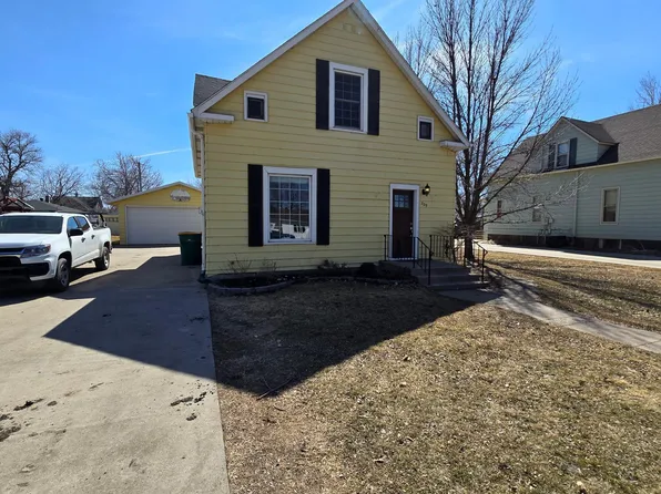 209 1st Ave SW, Hillsboro, ND 58045