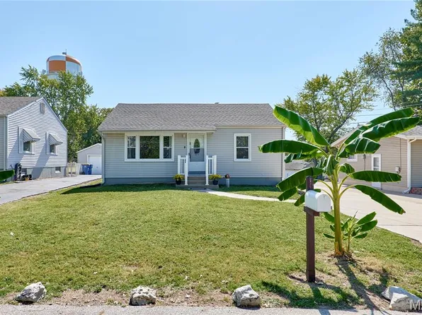 16 White Dr, Saint Louis, MO 63135