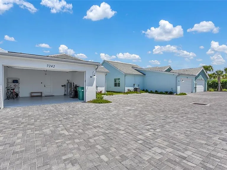 7242 Saona Ct — Photo 22