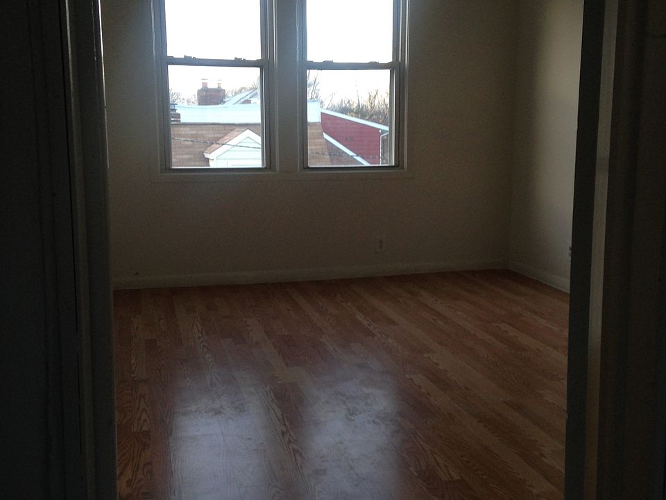 Living room w/ ceiling fan