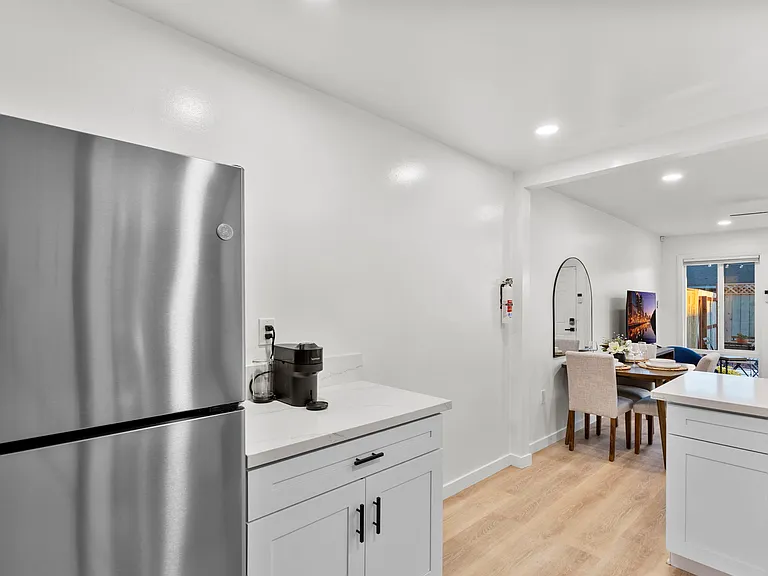 4440 Clairemont Dr — Photo 12