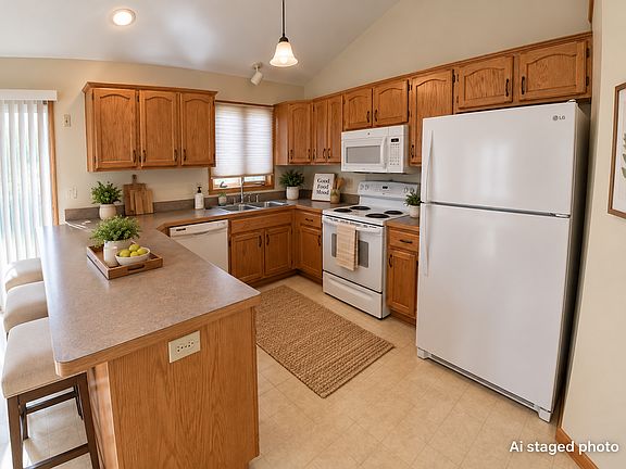 4th image of 3724 Everett Dr