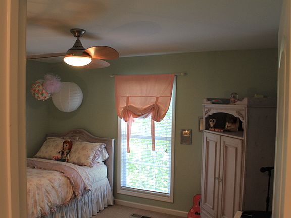 4th image of 429 Meadowlake Cir