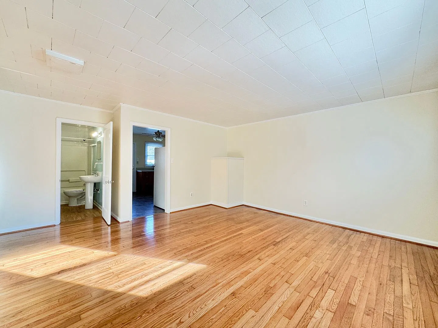 Charming 2-Bedroom Duplex! — Photo 2