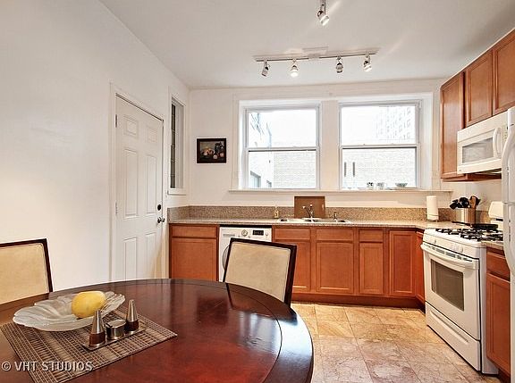 3rd image of 1052 W Granville Ave #28