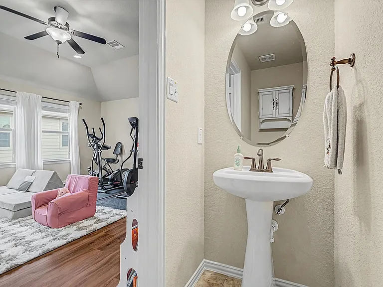 102 N Victoriana Cir — Photo 29