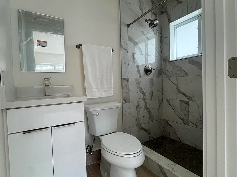 725 NE 160th Ter — Photo 26