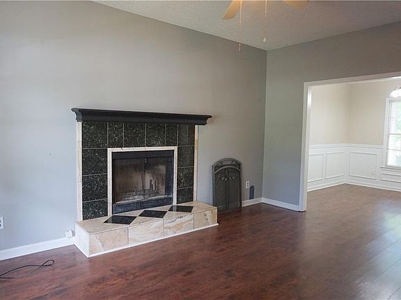 3rd image of 440 Wayside Dr