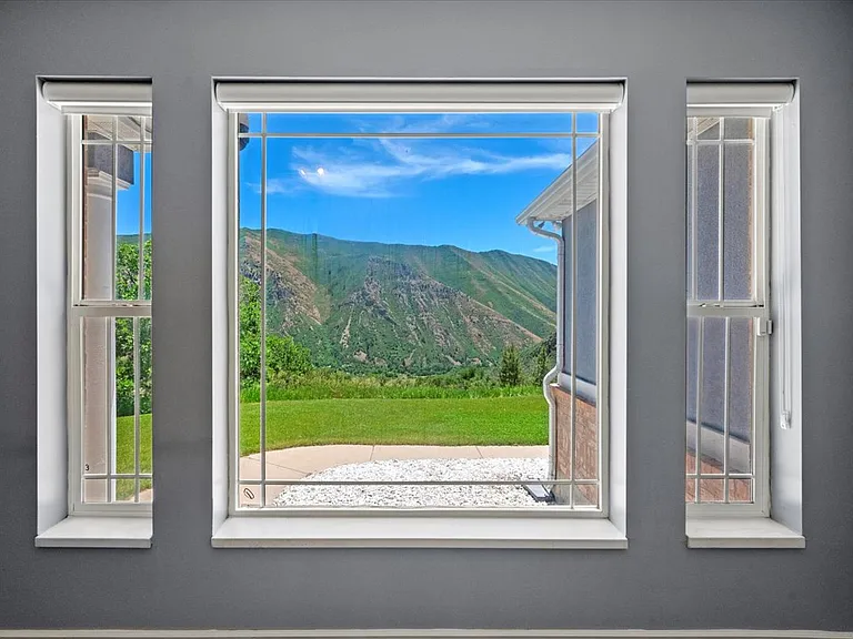1676 S Mountain View Cir — Photo 4