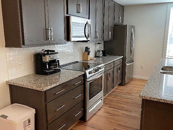 4th image of 206 W 14th St #B