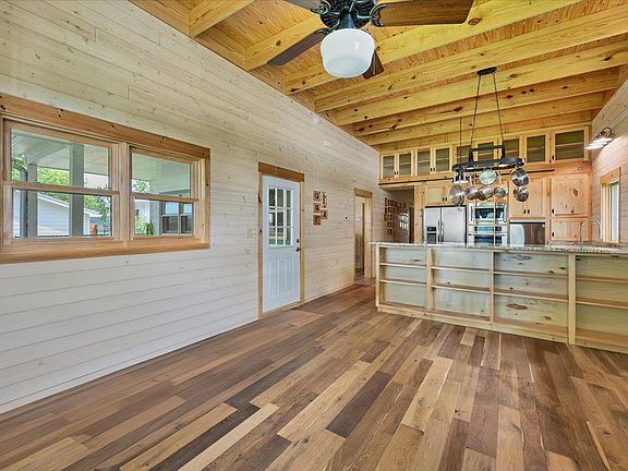 4th image of 3805 Lakeview