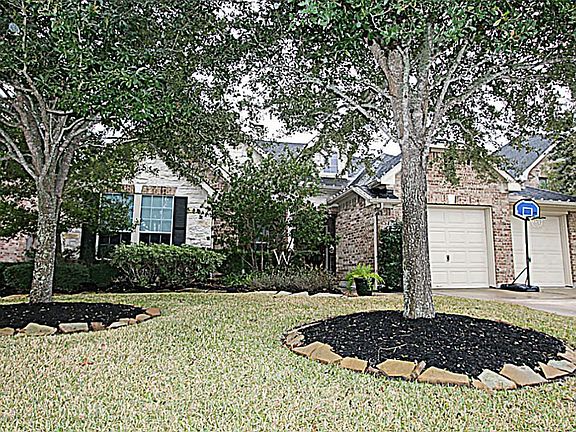 LUSH LANDSCAPING WELCOMES YOUR GUESTS TO THIS CHARMING HOME