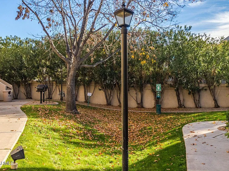 Walk to the Heated Pool, Hot Tub, Gym and Clubhouse