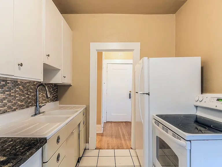 Carlyle Apartments — Photo 17