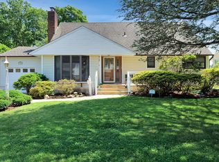 24 Stillman Rd, Glen Cove, NY 11542