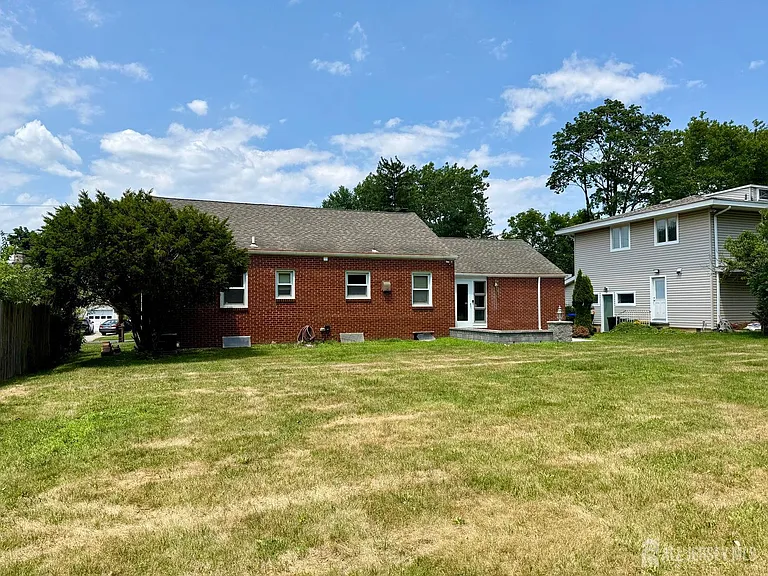 19 South Dr — Photo 29