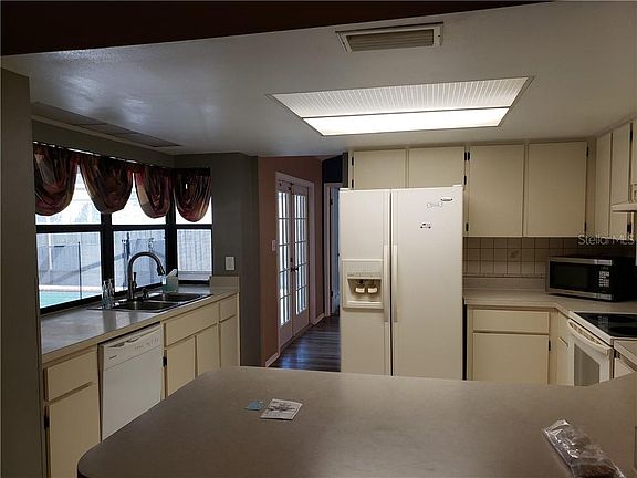 3rd image of 2733 Narcissus Dr