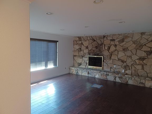 4th image of 10741 Jasmine St
