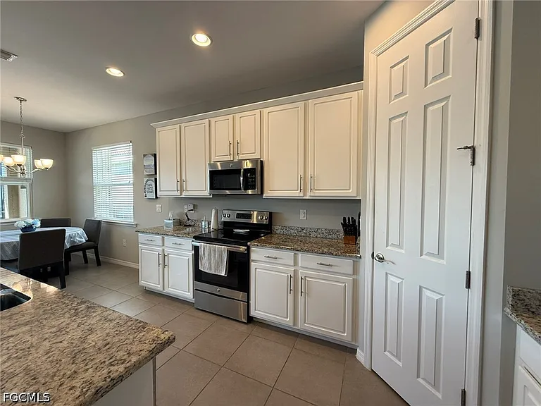 3916 King Edwards St — Photo 16