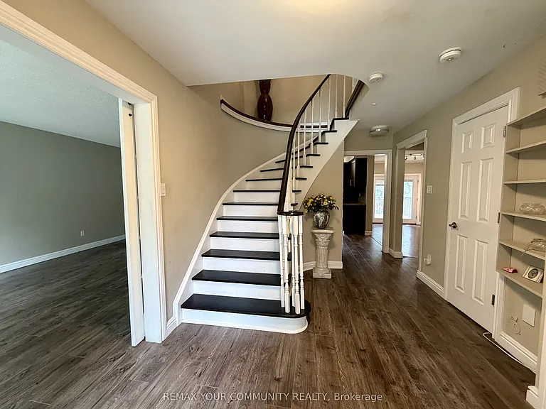 209 Yorkshire Dr — Photo 8