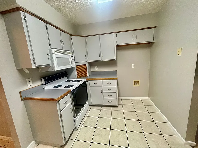 616 E Barbara Ct — Photo 9