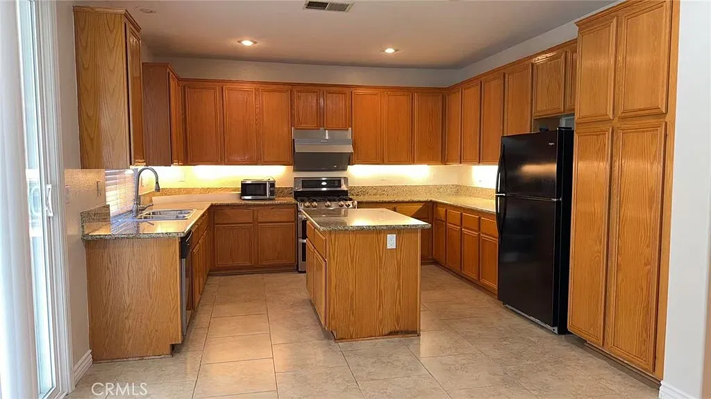 5 bed, 2975 sqft, $3,900 — Photo 2