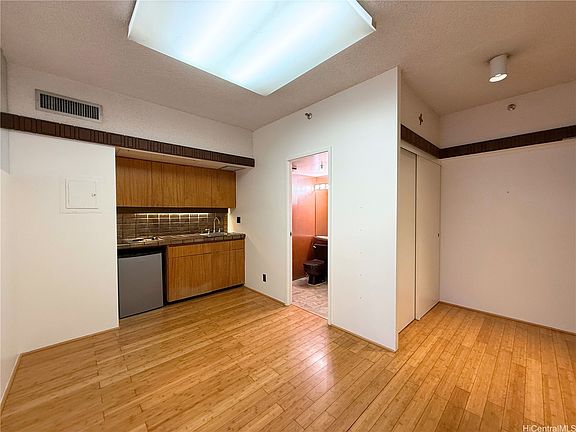 4th image of 1188 Bishop St Suite 1301