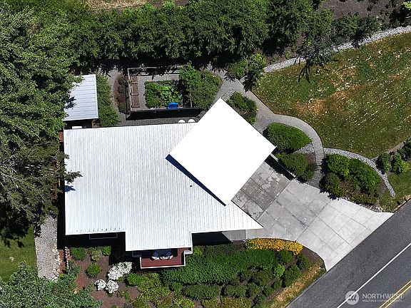 5th image of 1649 Stewart Road