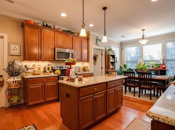 5th image of 8154 Crimson Tree Ln