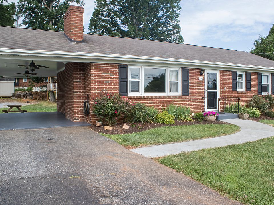 1st image of 228 Oakdale Cir